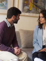 زوج يبرر لزوجته أخطاؤه وهي تستمتع   