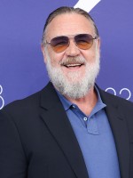 راسل كرو (Russell Crowe) في جلسة تصوير فيلم "What Love Builds" بمهرجان البندقية السينمائي عام 2026. مصدر الصورة: Stefania D'Alessandro / WireImage