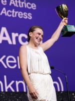 ماتيلد أرسيل (Mathilde Arcel) تتسلم كأس فولبي لأفضل ممثلة عن فيلم "Woman Unknown" في حفل ختام مهرجان فينيسيا السينمائي عام 2026. مصدر الصورة: Vittorio Zunino Celotto / Getty Images