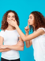 كيفية التعامل مع الصديق الذي يفشي أسرارك -مصدر الصورة: magnific
