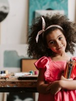 صورة لطفلة صغيرة تحمل ألوان