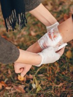 يجب استخدام قطعة قماش نظيفة لإيقاف النزيف- المصدر freepik