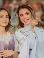 الملكة رانيا وابنتها الأميرة إيمان - مصدر الصورة: Photo by - / Office of Her Majesty Queen Rania Al Abdullah / AFP