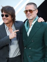 براد بيت Brad Pitt وتوم كروز Tom Cruise في العرض الخاص لفيلم F1 -مصدر الصورة: HENRY NICHOLLS / AFP
