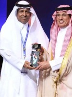 أثناء تسلم السعودية لجائزة الإذاعة من المهرجان العربي للإذاعة والتلفزيون- الصورة من "واس" 