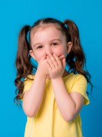 صورة طفلة تعاني من رائحة الفم