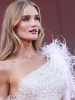 روزي هنتنغتون وايتلي Rosie Huntington-Whiteley في مهرجان فينيسيا السينمائي 2025 ( مصدر الصورة: Stefania D'Alessandro/WireImage)