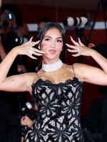 جورجينا رودريغيز Georgina Rodriguez في مهرجان فينيسيا السينمائي بدورته الـ 82- تصوير:  Ernesto Ruscio/Getty Images))