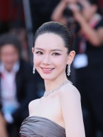  تشي وي Stephy Qi  في ختام مهرجان فينيسيا السينمائي 2026 ( مصد الصورة: Ernesto Ruscio/Getty Images)