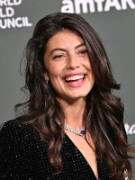   أليساندرا ماستروناردي Alessandra Mastronardi في حفل أمفار amfAR Gala Venezia 2026  (مصدر الصورة :Earl Gibson III/Deadline via Getty Images)