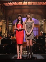 داكوتا جونسون وتايلور سويفت (Dakota Johnson and Taylor Swift)- مصدر الصورة: Will Heath/NBC via Getty Images