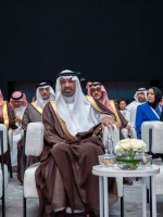 المهندس أحمد الراجحي وزير الموارد البشرية والتنمية الاجتماعية متوسطا بثينة النعيمي وزيرة التنمية الاجتماعية والأسرة في قطر وأسمة العلوي وزير التنمية الاجتماعية في مملكة البحرين 