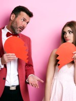زوجان على وشك إنهاء العلاقة يمسكان قلباً مكسوراً كلٌّ يحمل جزءاً