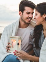 زوجة تتواصل مع زوجها في أجواء رومانسية