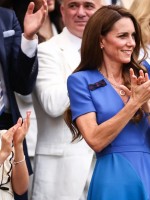 كيت ميدلتون والأميرة شارلوت في نادي عموم إنجلترا للتنس والكروكيه في ويمبلدون ( Kate Middleton and Princess Charlotte at the All England Lawn Tennis and Croquet Club in Wimbledon ). مصدر الصورة: HENRY NICHOLLS / AFP
