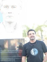 عمرو محمود ياسين أمام تمثال والده الراحل فى بورسعيد