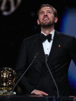 هاري كين خلال تتويجه بجائزة الكرة الذهبية لعام 2026 - England and Bayern Munich forward Harry Kane reacts after receiving the Ballon d'Or award for the best male footballer during the 2026 Ballon d'Or France Football award ceremony at the Palladium Theatre in London on October 26, 2026. (Photo by FRANCK FIFE / AFP)