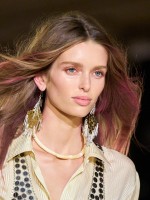 من عرض إيزابيل ماران Isabel Marant لمجموعة الأزياء الجاهزة موسمي ربيع وصيف 2027 - الصورة من LaunchmetricsSpotlight ©