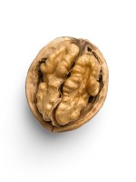 من الممكن استخدام قشور الجوز ولبه في التدبير المنزلي