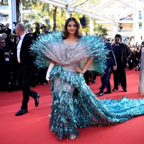آيشواريا راي باتشان في الدورة 77 من مهرجان كان السينمائي في كان، جنوب فرنسا (Aishwarya Rai Bachchan at the 77th edition of the Cannes Film Festival in Cannes, southern France). مصدر الصورة: Valery HACHE / AFP آيشواريا راي باتشان في الدورة 77 من مهرجان كان السينمائي في كان، جنوب فرنسا (Aishwarya Rai Bachchan at the 77th edition of the Cannes Film Festival in Cannes, southern France). مصدر الصورة: Valery HACHE / AFP