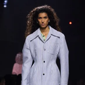 قميص من بوتيغا فينيتا Bottega Veneta - الصورة من Launchmetrics/Spotlight ©