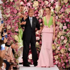 المصمم أوسكار دي لارنتا Oscar De Larenta- (مصدر الصورة  Slaven Vlasic /Getty Images via AFP)