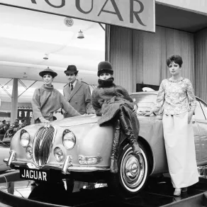 عرض أزياء للمصمم بيار كاردان عام 1963 من وحي سيارة جاغوار Jaguar "S"- مصدر الصورة AFP