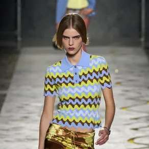 قميص من فيرساتشي Versace- الصورة من Launchmetrics/Spotlight ©