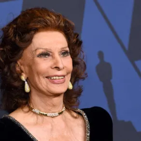 صوفيا لورين في قاعة راي دولبي في مركز هوليوود وهايلاند في هوليوود، كاليفورنيا (Sophia Loren at The Ray Dolby Ballroom at Hollywood & Highland Center in Hollywood, California). مصدر الصورة:  KEVIN WINTER / GETTY IMAGES NORTH AMERICA / Getty Images via AFP