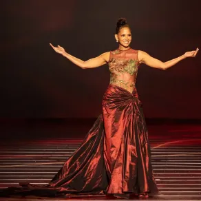 هالي بيري Halle Berry من عرض1001 موسم  لإيلي صعب في الرياض