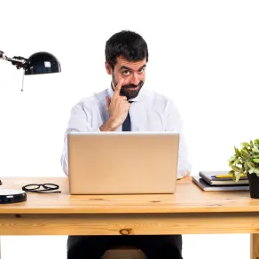 كيف تتخلص من عادة التحقق المستمر التي تسرق تركيزك وتُضعف إنتاجيتك؟
