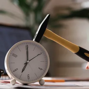هل توترك مساء السبت دليل على مشكلة أعمق في علاقتك بالعمل؟