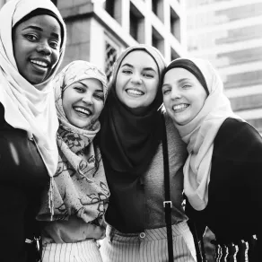 في يوم المرأة الإماراتية المصممة خديجة المازمي