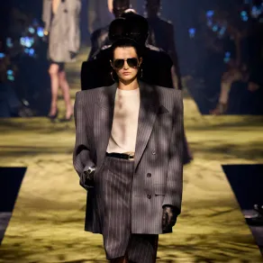 من عرض سان لوران Saint Laurent لخريف 2023 - الصورة من Launchmetrics/Spotlight ©