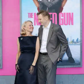 باميلا أندرسون وليام نيسون في مدينة نيويورك (Pamela Anderson and Liam Neeson in New York City). مصدر الصورة: Dia Dipasupil / GETTY IMAGES NORTH AMERICA / Getty Images via AFP