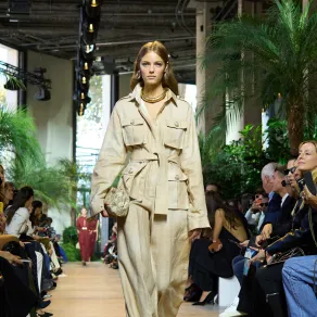 بدلة من إيلي صعب Elie Saab - الصورة من Launchmetrics/Spotlight ©