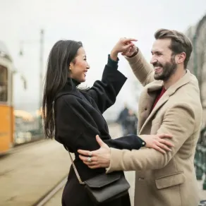 زوج يرقص مع زوجته ويودعها بمحبة