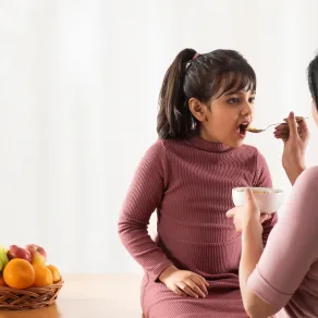 صورة لطفلة تتناول الطعام