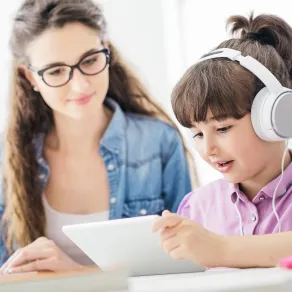 صورة لأم وطفلتها وقت المذاكرة
