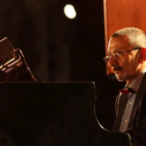 زياد الرحباني خلال حفلته الموسيقية في قلعة دمشق، أواخر 15 يوليو 2009. Ziad Rahbani performs during his concert at Damascus Citadel, late July 15, 2009.مصدر الصورة: AFP PHOTO/LOUAI BESHARA (Photo by LOUAI BESHARA / AFP)