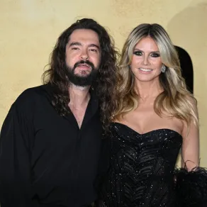 هايدي كلوم Heidi Klum  مع زوجها توم كاوليتز Tom Kaulitz  على السجادة الحمراء لمهرجان كان -  مصدر الصورة Julie SEBADELHA / AFP