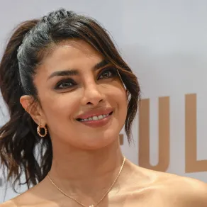 بريانكا شوبرا تحضر حفل إطلاق منتجات ماكس فاكتور في مومباي ( Priyanka Chopra attends an event for the launch of Max Factor products in Mumbai). مصدر الصورة: SUJIT JAISWAL / AFP