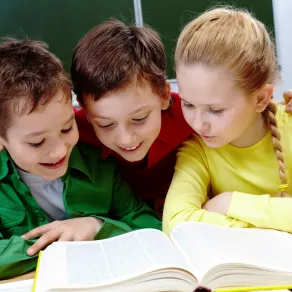صورة لأطفال يبحثون في كتاب