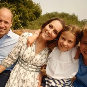 أمير وأميرة ويلز وأطفالهما الأمير جورج والأميرة شارلوت والأمير لويس (The Prince and Princess of Wales and their children Prince George, Princess Charlotte and Prince Louis). مصدر الصورة: Will WARR / KENSINGTON PALACE / AFP
