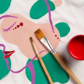 فرش رسم وطلاء أحمر ولوحة مرسوم عليها