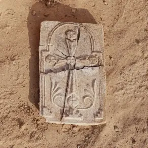 صليب جصي تابع لكنيسة جزيرة صير بني ياس. الصورة من مكتب أبو ظبي الإعلامي