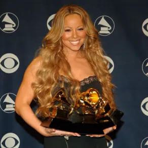 ماريا كاري خلال حفل توزيع جوائز جرامي السنوي الثامن والأربعين (Mariah Carey during The 48th Annual GRAMMY Awards). مصدر الصورة: Press Room at Staples Center in Los Angeles, California