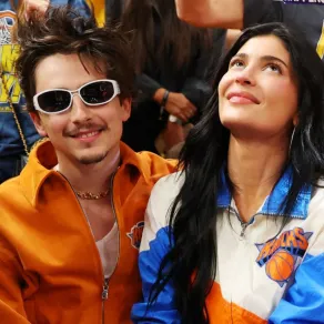 تيموثي شالاميه وكايلي جينر في قاعة جينبريدج فيلدهاوس في إنديانابوليس، إنديانا (Timothee Chalamet and Kylie Jenner at Gainbridge Fieldhouse in Indianapolis, Indiana). مصدر الصورة: Gregory Shamus/Getty Images/AFP