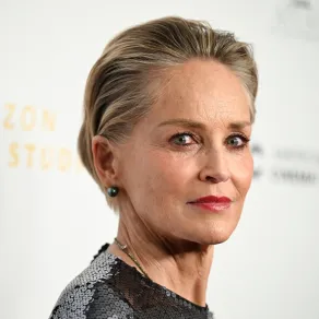 الممثلة الأمريكية شارون ستون تحضر حفل توزيع جوائز سينماتيك السنوي الـ 38 (‏US actress Sharon Stone attends the 38th Annual ‎Cinematheque Awards‏)- مصدر الصورة: ‏Robyn Beck / AFP