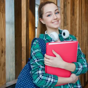 فتاة مجتهدة تبدو منضبطة دراسيًا وأكاديميًا 
